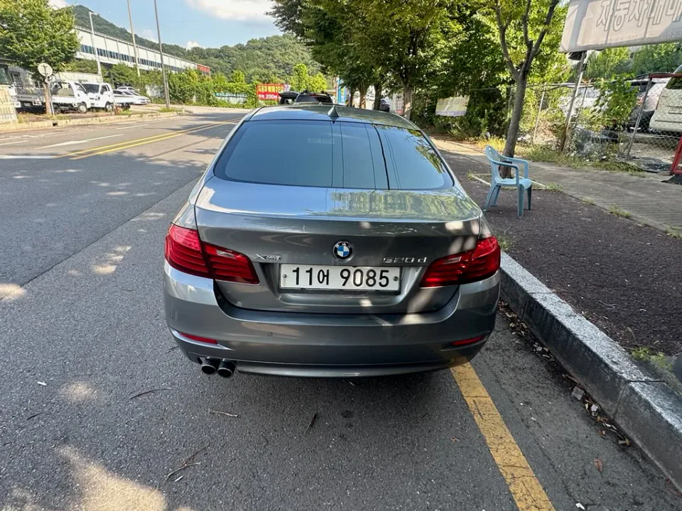 BMW 520d xDrive 차량 사진 2
