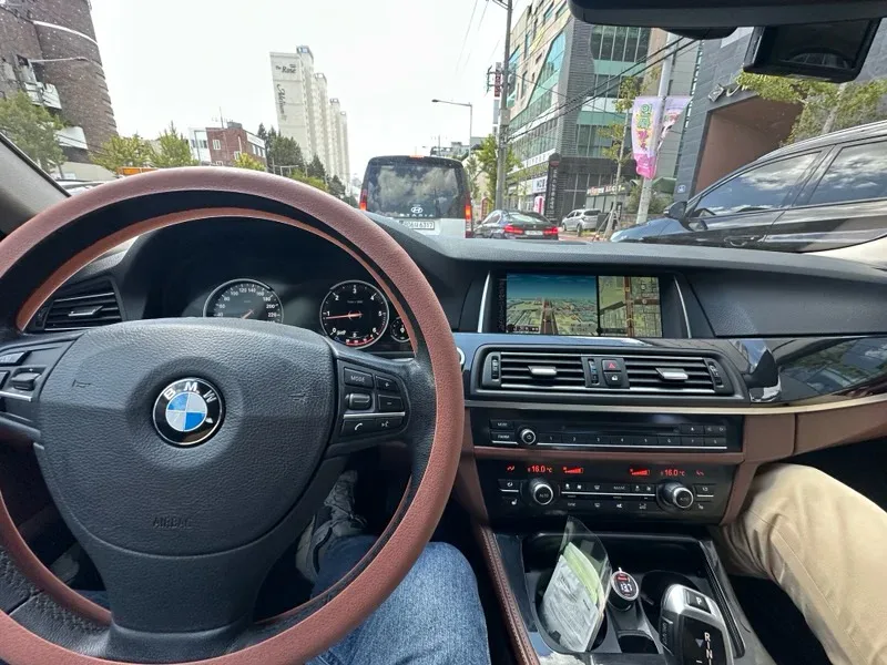 BMW 520d xDrive 차량 사진 6