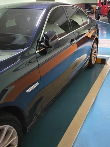 BMW 528i Luxury 차량 사진 2
