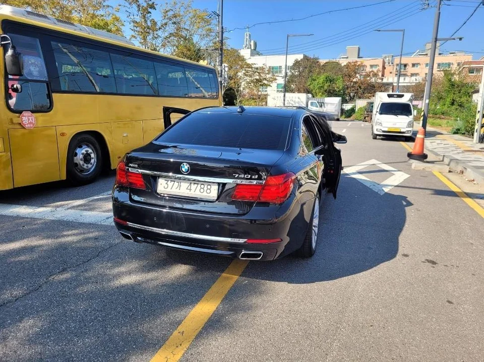 BMW 740d xDrive Individual 차량 사진 2