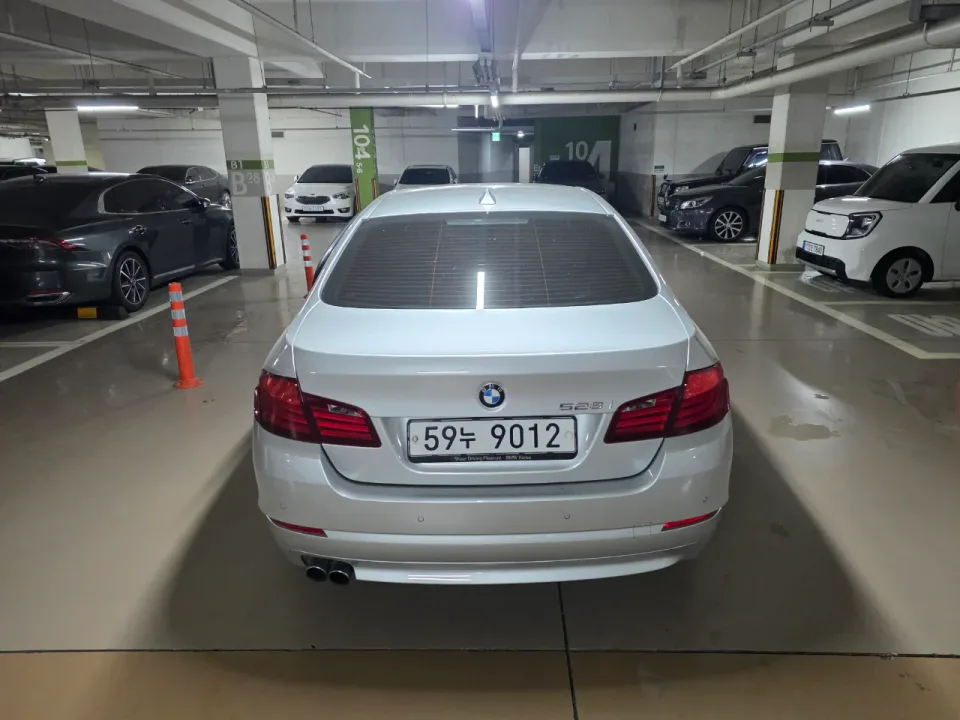 BMW 528i (2,996cc) 차량 사진 2
