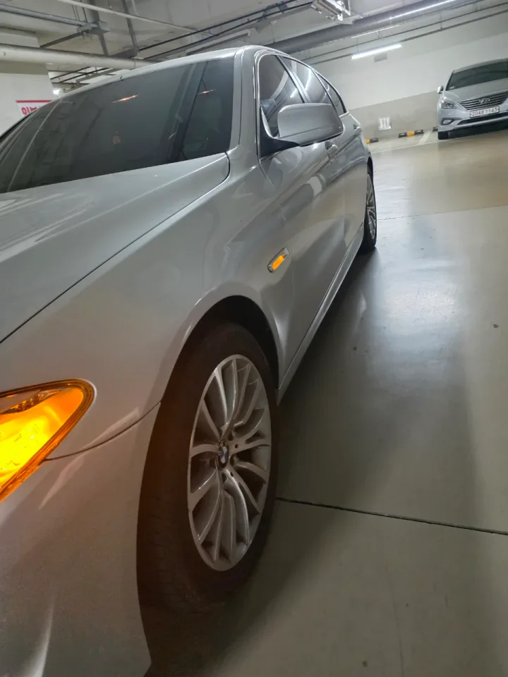 BMW 528i (2,996cc) 차량 사진 3