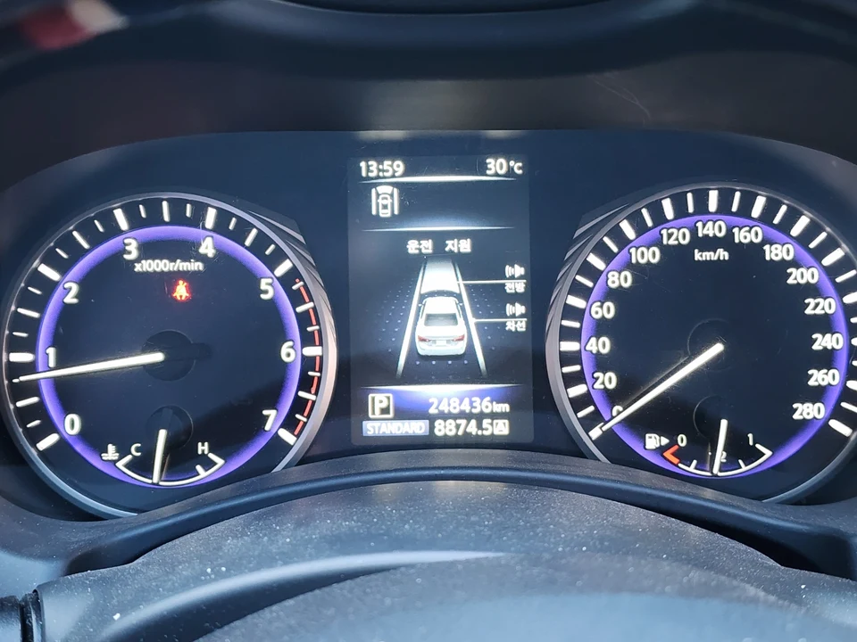 인피니티 Q50 2.2d Exclusive 차량 사진 8