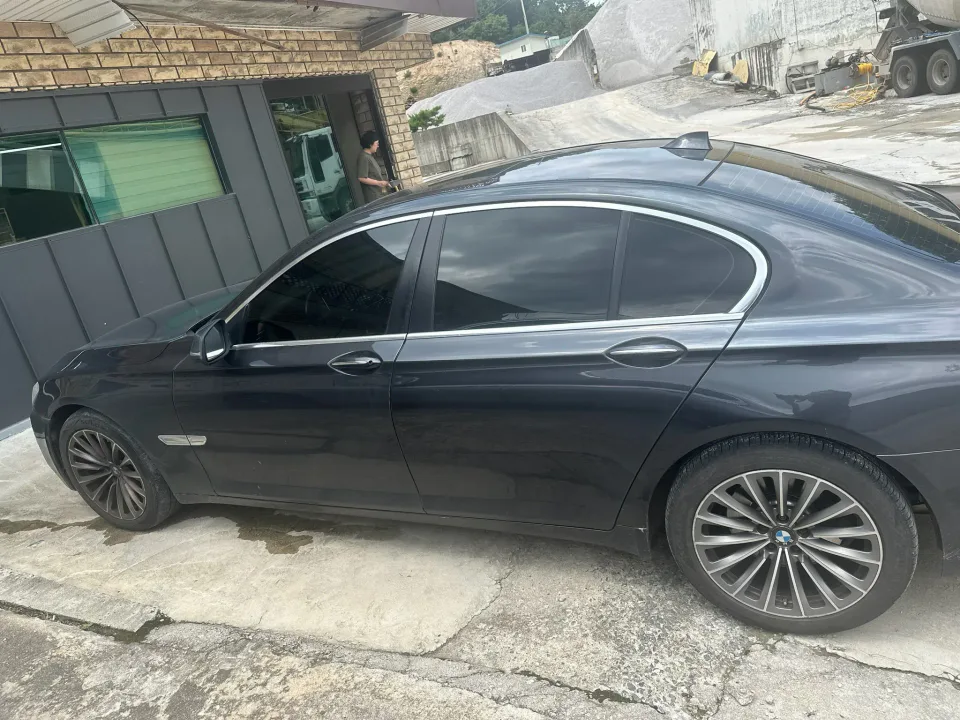 BMW 730d 차량 사진 2