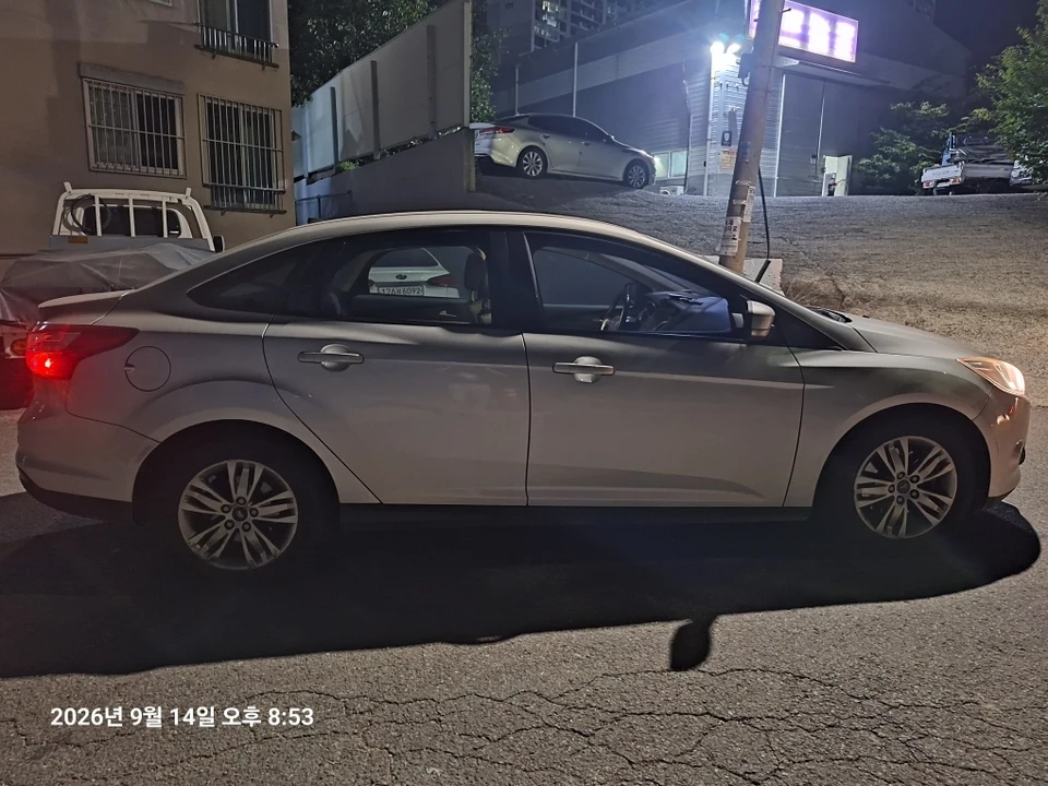 포드 포커스 세단 2.0 디젤 트랜드 차량 사진 2