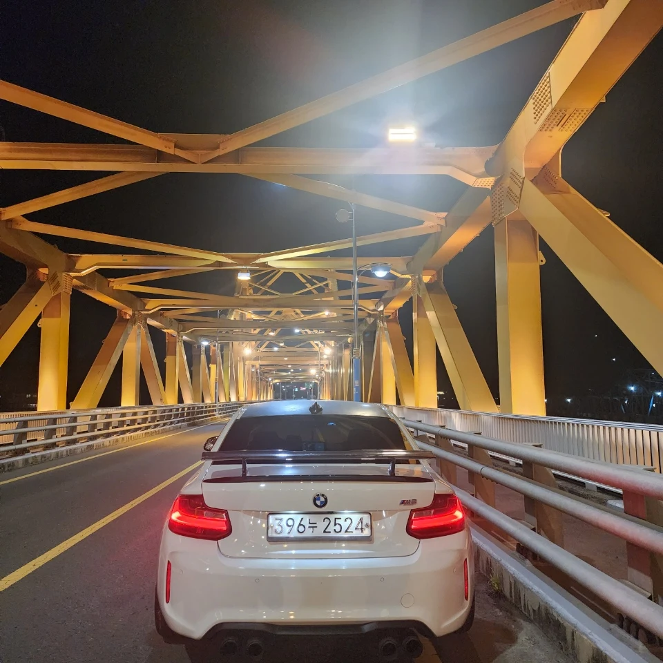 BMW M2 Coupe M Preformance Steering Wheel Edition 차량 사진 3