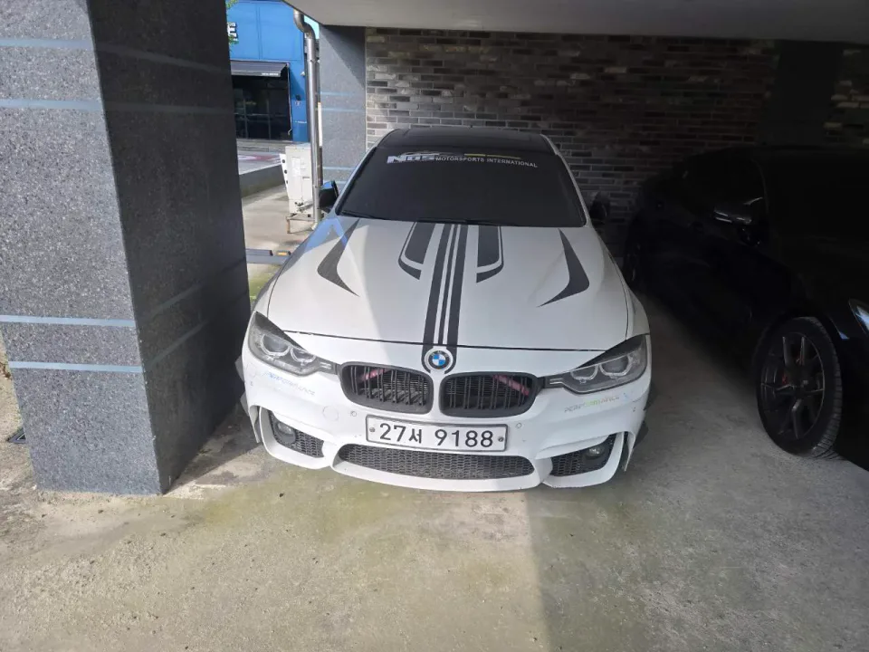 BMW 320i 대표 사진
