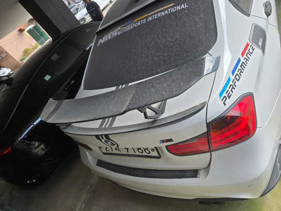 BMW 320i 차량 사진 2
