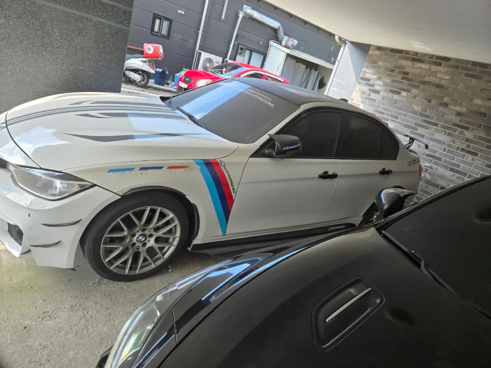 BMW 320i 차량 사진 3