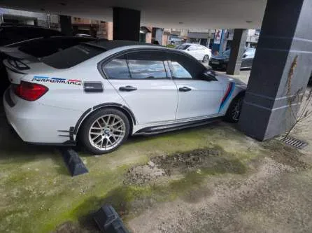 BMW 320i 차량 사진 4