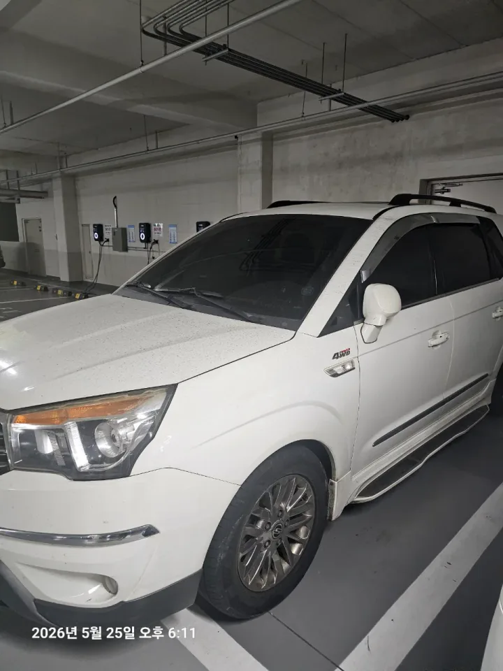 코란도 투리스모(4WD) 차량 사진 3