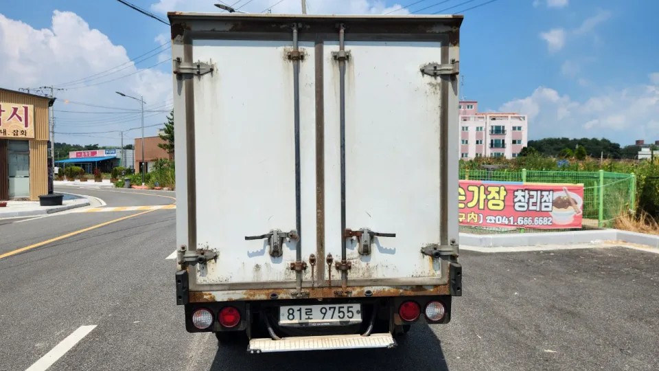 봉고III1톤 내장탑차 차량 사진 2